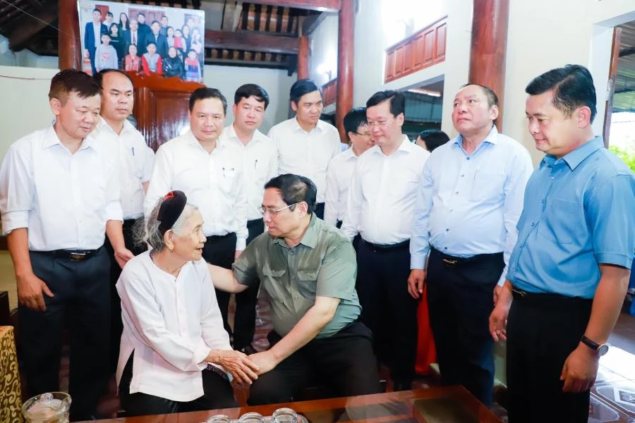 Thủ tướng Chính phủ Phạm Minh Chính thăm bà Nguyễn Thị Tám (vợ liệt sĩ Nguyễn Sỹ Việt), ở xã Phúc Sơn, huyện Anh Sơn, Nghệ An. Ảnh: NTV. Thủ tướng Chính phủ Phạm Minh Chính thăm bà Nguyễn Thị Tám (vợ liệt sĩ Nguyễn Sỹ Việt), ở xã Phúc Sơn, huyện Anh Sơn, Nghệ An. Ảnh: NTV.