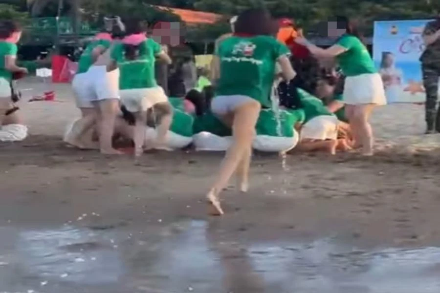 Trò chơi phản cảm của nhóm du khách vào chiều 27-7 ở bãi biển Cửa Lò. Trò chơi phản cảm của nhóm du khách vào chiều 27-7 ở bãi biển Cửa Lò.