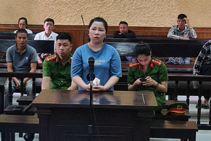 Bị cáo Nguyễn Thị Vân đứng trước bục khai báo tại phiên tòa sơ thẩm.