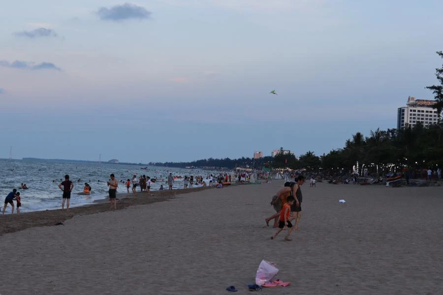 Du khách tắm biển Cửa Lò.