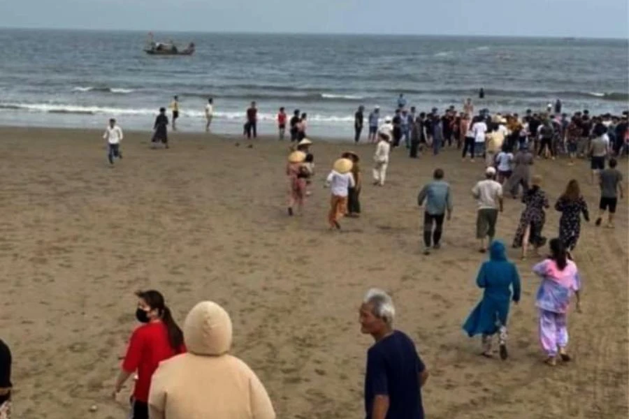 Thời điểm hai bí thư phường ở thị xã Cửa Lò cứu sống 6 người đuối nước, rất đông người dân ra bãi biển nói lời cảm ơn.