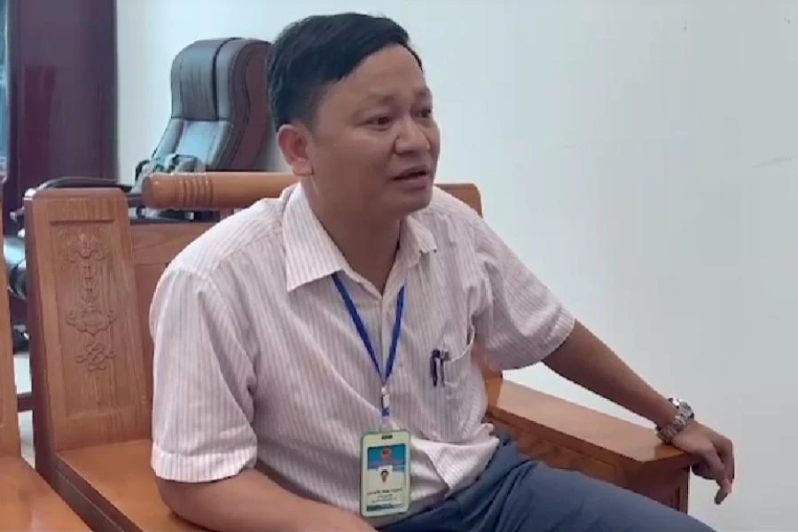 Ông Nguyễn Văn Trung- Bí thư Đảng ủy phường Nghi Hải kể lại thời khắc bơi ra biển cứu ba trẻ em đang đuối nước.