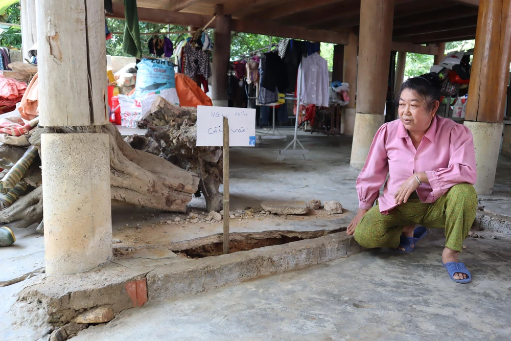 Nhà của người dân ở xã Châu Hồng bị sụt lún đất nên phải cắm biển "Nguy hiểm cấm vào". Ảnh: ĐẮC LAM