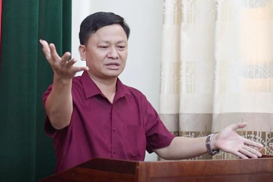 Ông Nguyễn Văn Trung kể lại giây phút một mình bơi cứu ba cháu nhỏ trên biển. Ảnh: ĐẮC LAM.