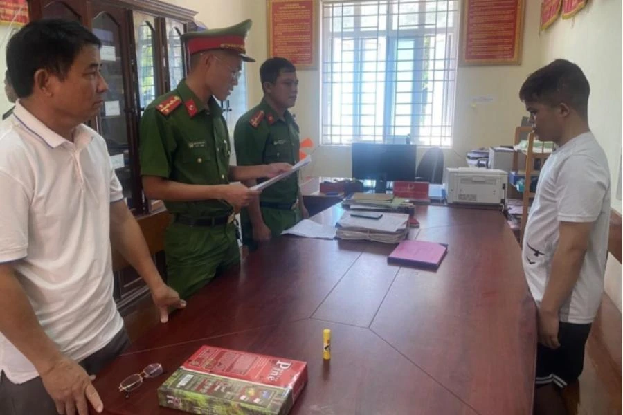 Cơ quan công an tống đạt quyết định khởi tố bị can đối với Nguyện.