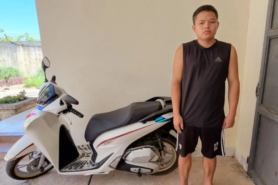 Hiếu bị bắt giữ cùng tang vật. Ảnh: CA.