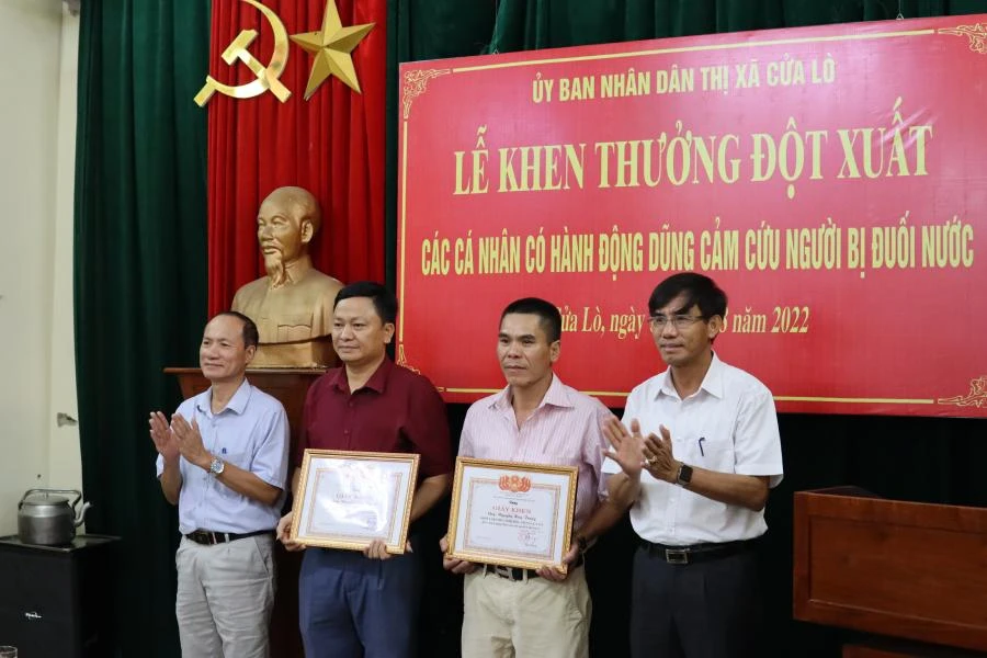 Lãnh đạo Thị ủy và UBND thị xã Cửa Lò biểu dương, trao giấy khen cho ông Nguyễn Văn Trung và anh Nguyễn Huy Trung.