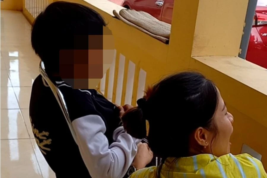 Người thân, cơ quan chức năng động viên, ổn định tinh thần cho cháu NNT. Ảnh: ĐẮC LAM