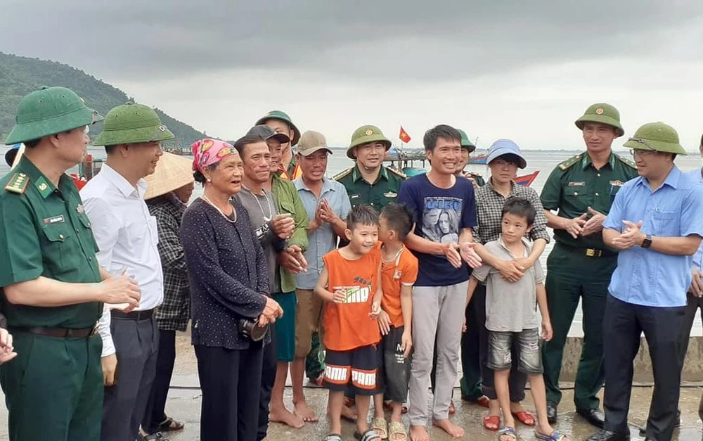 Cán bộ chính quyền địa phương huyện Lộc Hà và Đồn biên phòng Cửa Sót ra đón, động viên ngư dân và người thân. Ảnh: TRẦN QUANG.