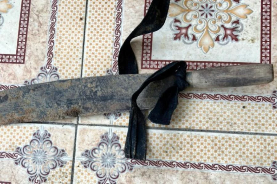 Tang vật là con dao dùng gây án bị công an thu giữ. Ảnh: CA