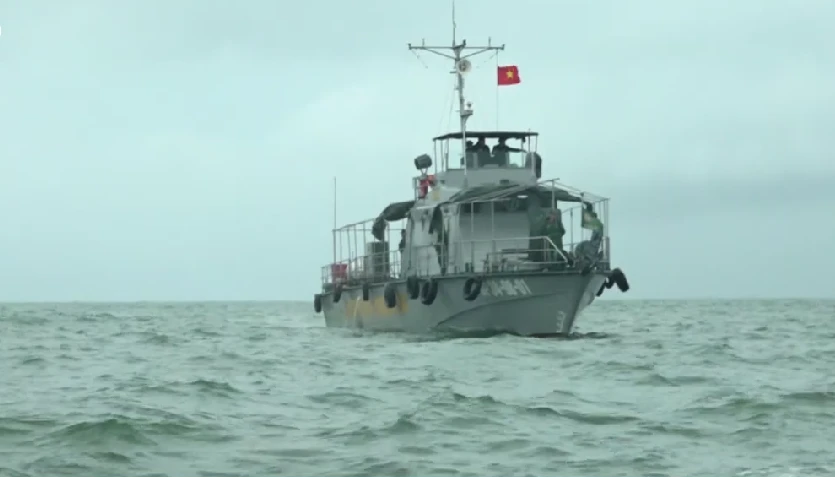 Tàu của Hải đội 2, Bộ đội Biên phòng tỉnh Hà Tĩnh ra khơi tìm kiếm cứu nạn. Ảnh: ĐL.