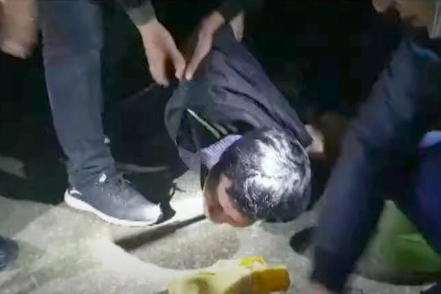 Lê Văn Bốn bị khống chế bắt giữ cùng tang vật ma túy. Ảnh cắt từ video clip.