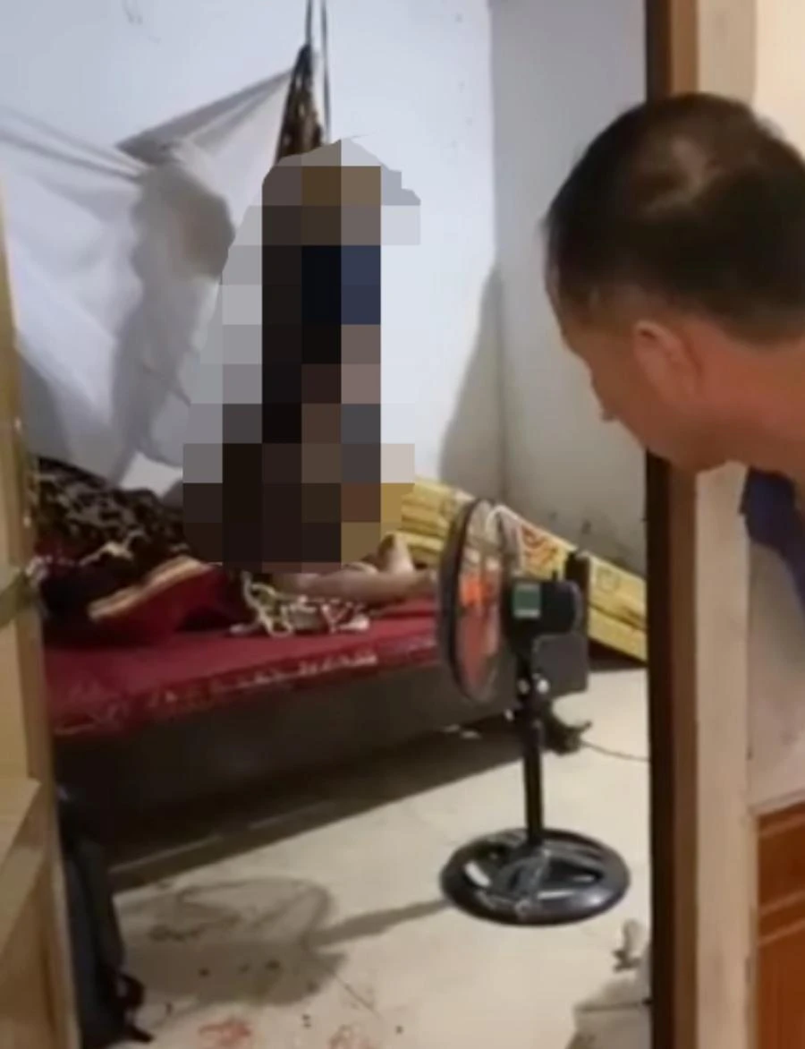 Hiện trường cho thấy nạn nhân PVS tử vong trong tư thế treo cổ nhưng hai chân quỳ trên giường. Ảnh: ĐL