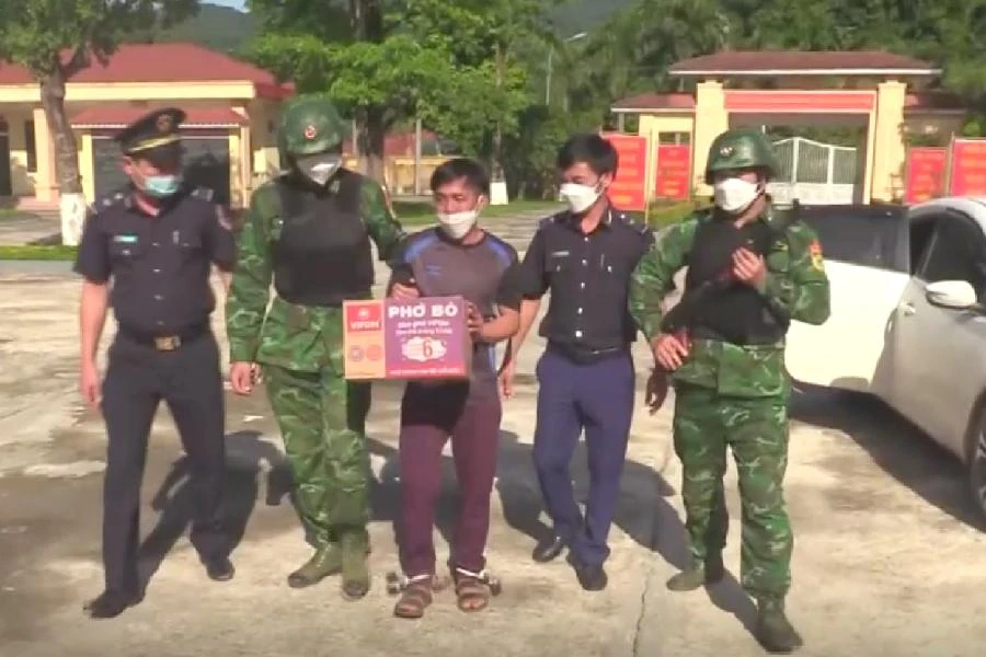 Bộ đội Biên phòng và Hải quan Hà Tĩnh dẫn giải Yer Vang về trụ sở làm việc.