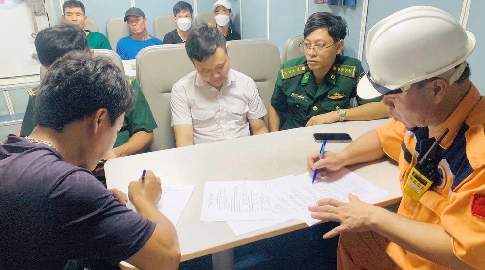 Năm ngư dân được cứu, đưa vào bờ an toàn.