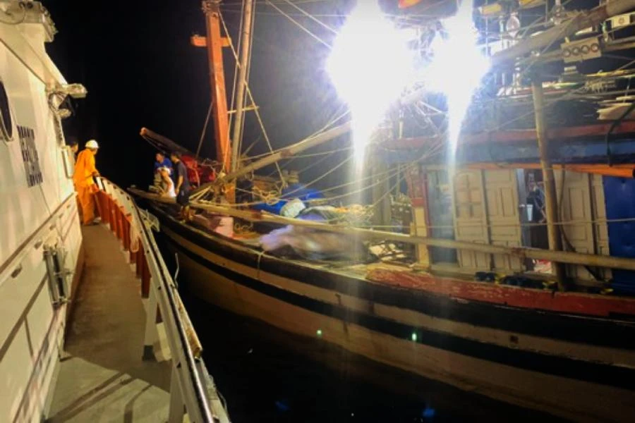 Cứu 5 ngư dân Nghệ An gặp nạn trên biển ảnh 1