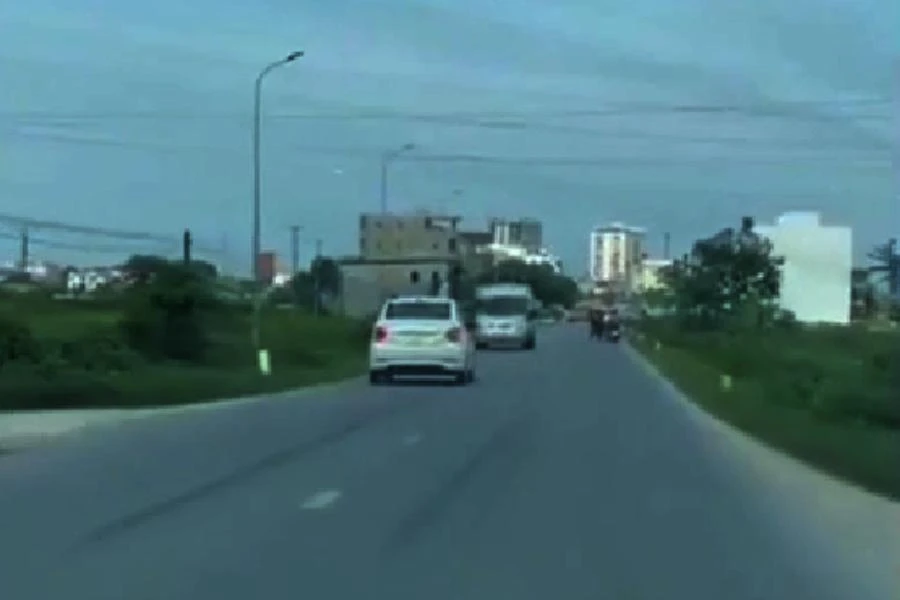 Hình ảnh xe Hyundai i10 đánh võng, lấn đường xe ngược chiều. Ảnh cắt từ video clip.