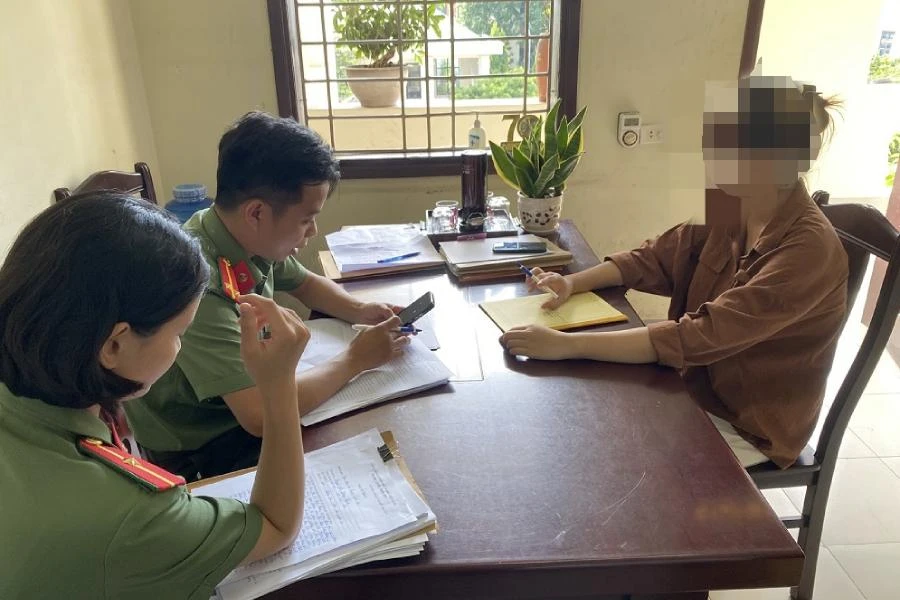 Công an huyện Anh Sơn làm việc với NTHQ. Ảnh: CA