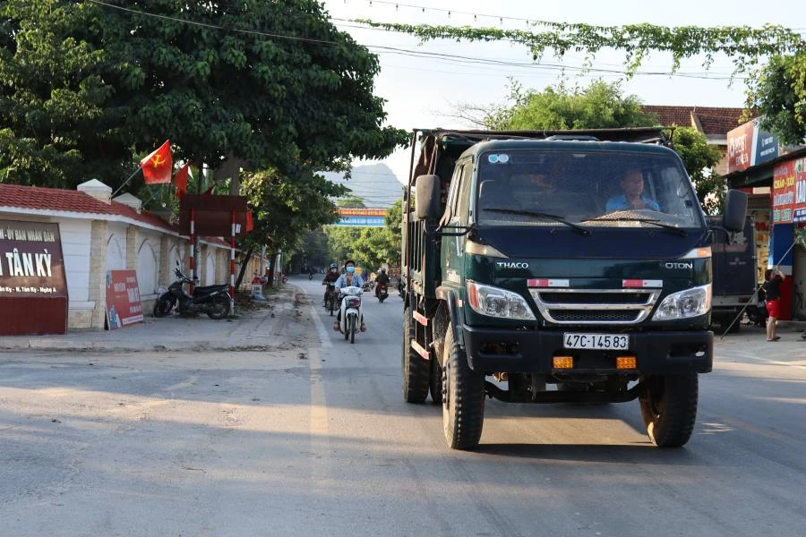 Đường vào trụ sở UBND huyện Tân Kỳ. Ảnh: ĐẮC LAM.