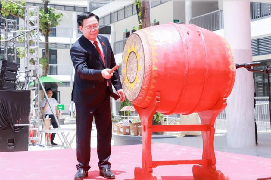 Chủ tịch Quốc hội Vương Đình Huệ đánh trống khai giảng năm học mới tại Trường THPT Kỳ Sơn. Ảnh: NTV.