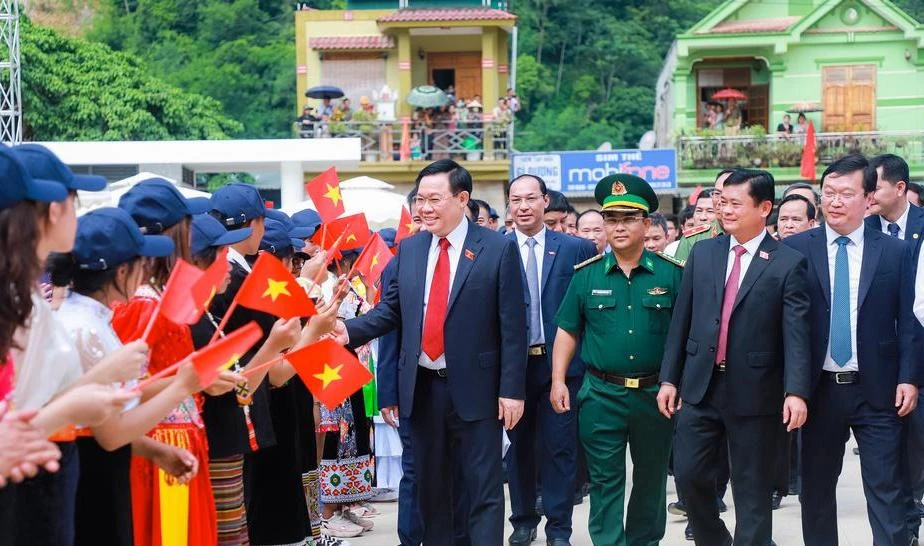 Chủ tịch Quốc hội Vương Đình Huệ cùng các đại biểu về dự Lễ khai giảng năm học mới năm học 2022-2023 tại Trường THPT Kỳ Sơn. Ảnh: NTV.