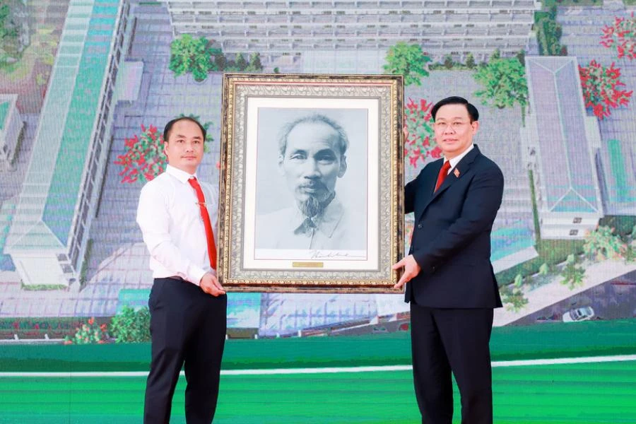 Chủ tịch Quốc hội tặng quà lưu niệm cho Trường THPT Kỳ Sơn. Ảnh: NTV.