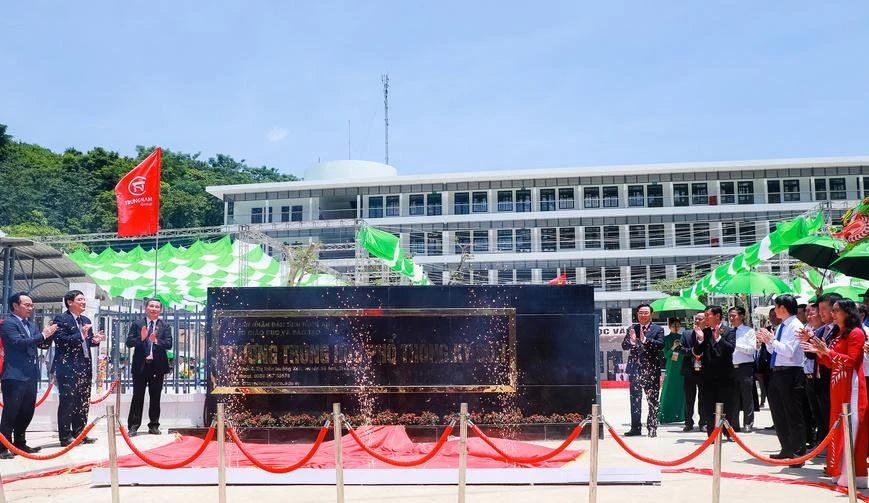 Chủ tịch Quốc hội Vương Đình Huệ cùng lãnh đạo tỉnh Nghệ An và các đại biểu cắt băng khánh thành công trình Trường THPT Kỳ Sơn. Ảnh: NTV.