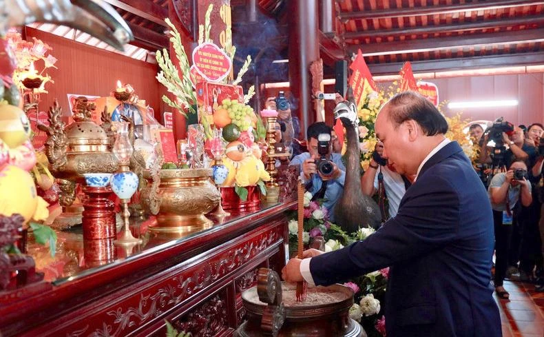 Trước lúc diễn ra Lễ kỷ niệm, Chủ tịch nước Nguyễn Xuân Phúc dâng hương tưởng niệm cố Tổng Bí thư Lê Hồng Phong. Ảnh: NTV