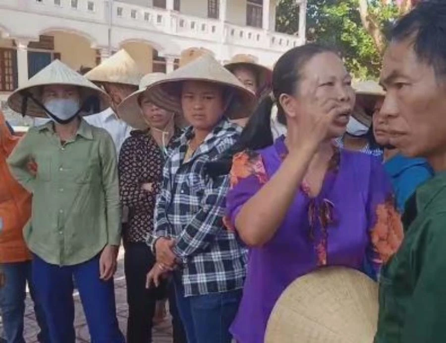 Người dân, phụ huynh kéo vào sân Trường THCS Khai Lạng (cơ sở 2) gây sức ép.