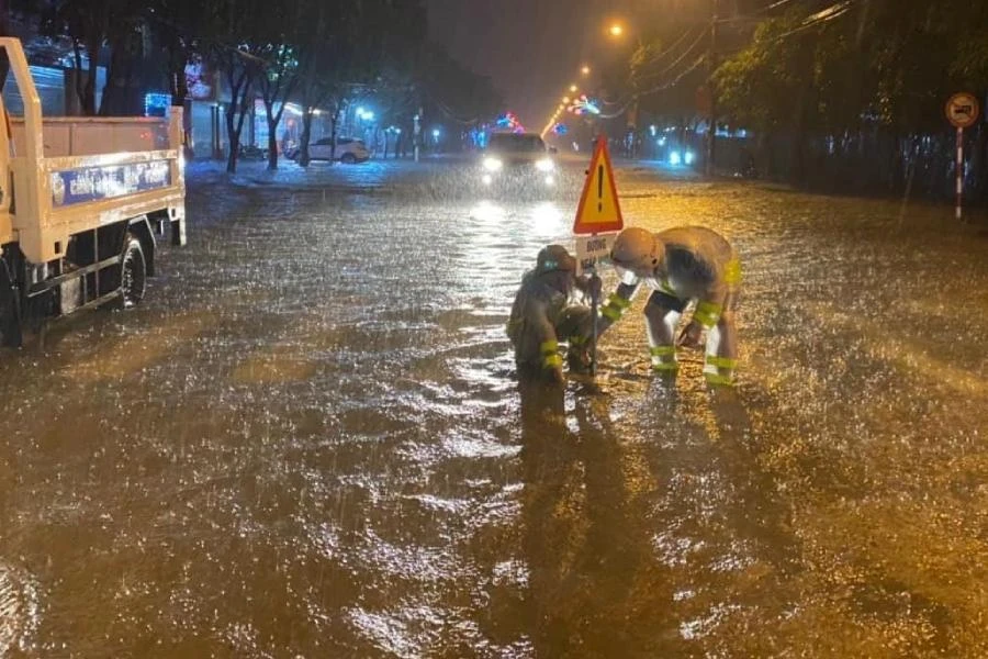 CSGT cắm biển cảnh báo cho người dân ở TP Hà Tĩnh.