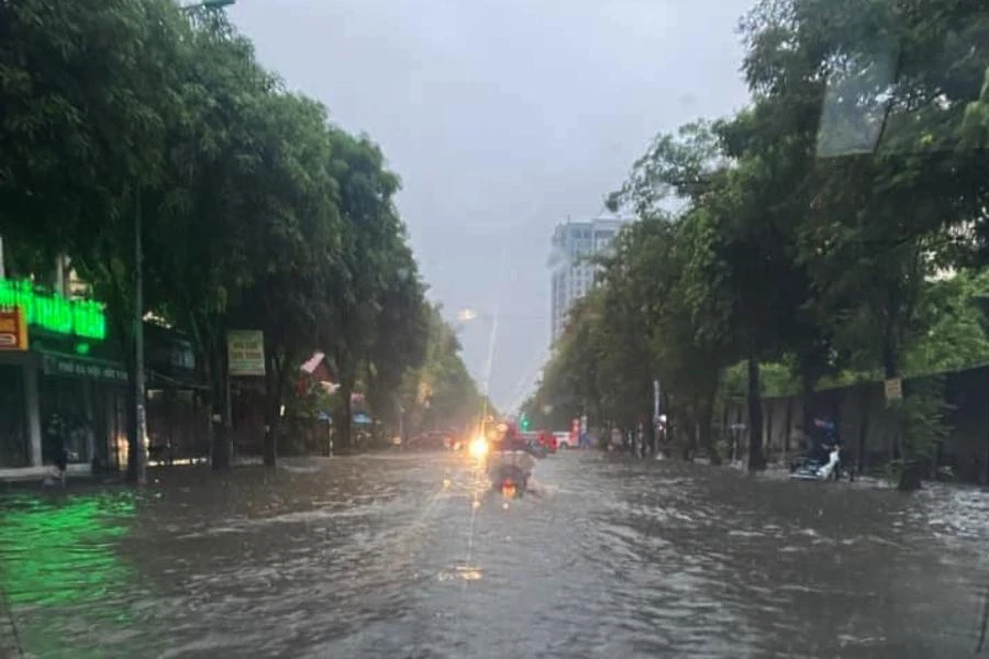 Nhiều con đường ở TP Vinh bị ngập sâu.