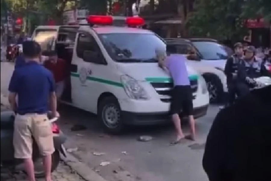 Trung đứng chặn xe cứu thương khi xe đến chở các nạn nhân đi cấp cứu. Ảnh cắt từ video clip.