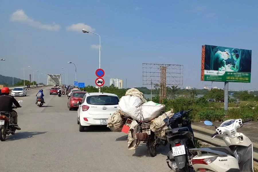 Cầu Bến Thủy bắc qua Sông Lam.