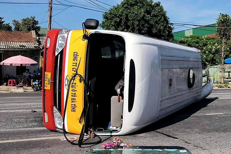 Hiện trường xe buýt lật trên đường.