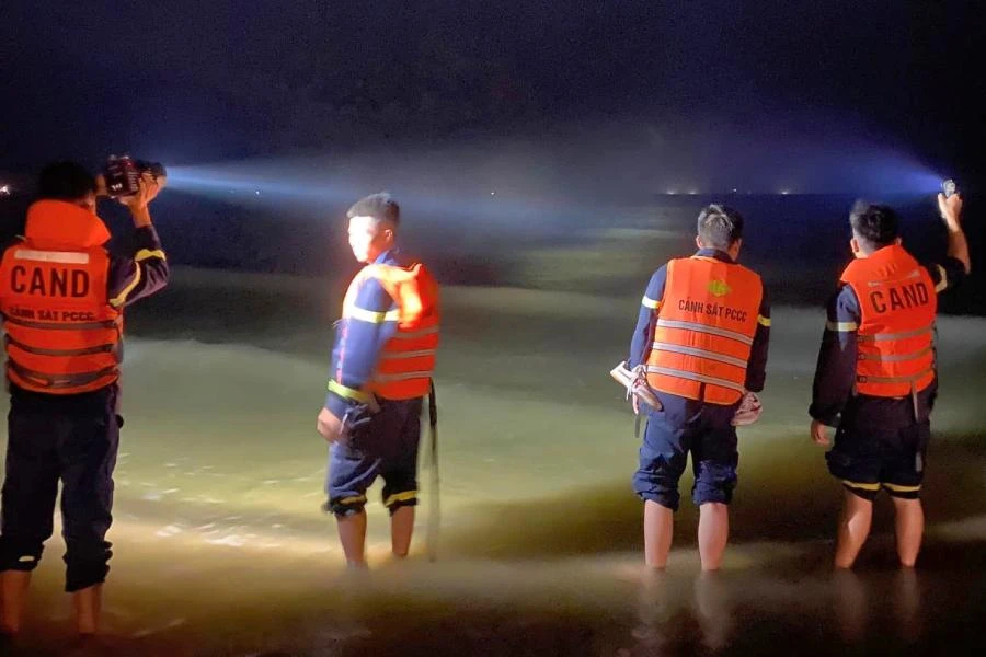 Lực lượng cảnh sát cứu nạn cứu hộ tìm kiếm anh B và anh K trên biển Cửa Lò.