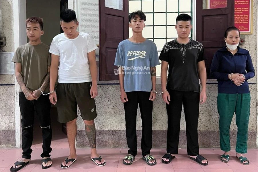 Năm nghi phạm chém thuê bị bắt giữ. Ảnh: CA.