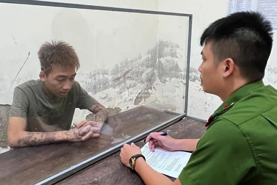 Phạm Duy Đạt tại cơ quan điều tra. Ảnh: CA