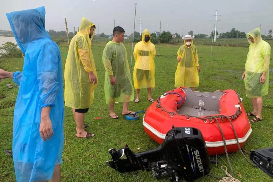 Lực lượng cảnh sát cứu nạn cứu hộ, Công an Nghệ An triển khai công tác vớt thi thể một cô gái trên sông Lam vào sáng 24-9.