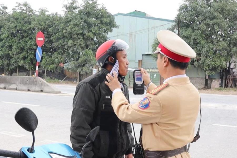 CSGT, Công an tỉnh Nghệ An kiểm tra nồng độ cồn người điều khiển phương tiện trên quốc lộ 1A