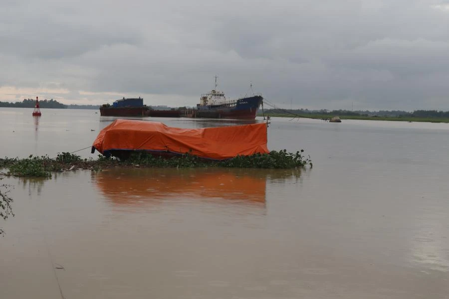 Tàu, thuyền neo đậu tránh bão Noru ở sông Lam đoạn chảy qua Hà Tĩnh.