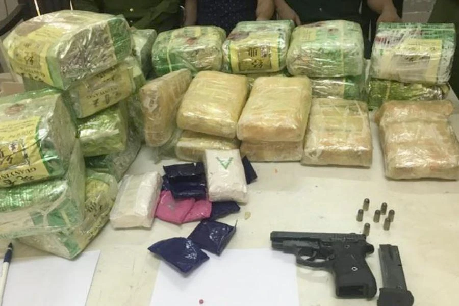 Tang vật thu giữ trên xe hơi do Tài điều khiển.