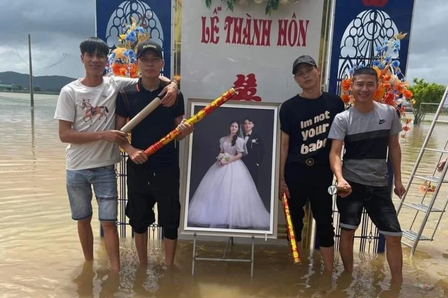 Trời mưa lớn khiến nước lũ lên nhanh, ngập đường vào hôn trường.