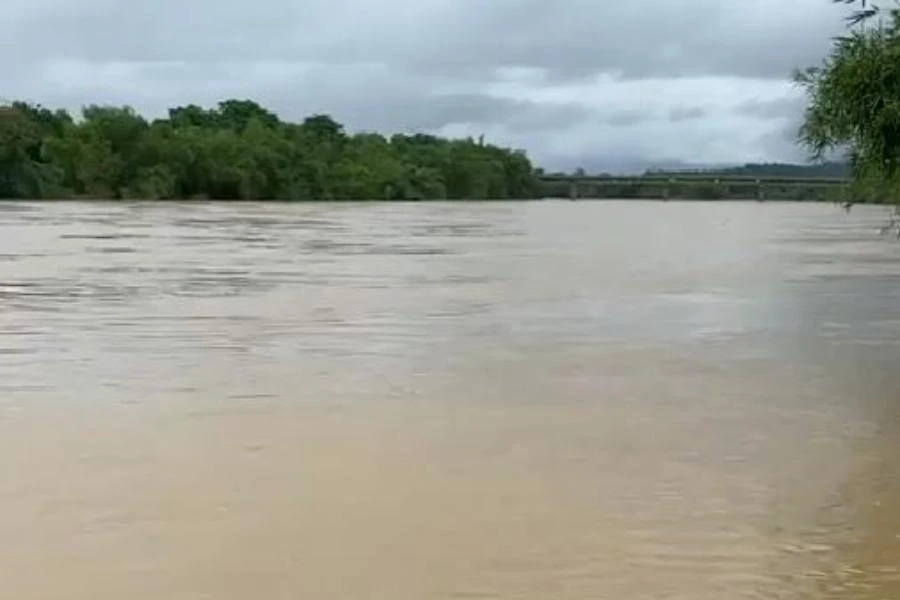 Nước lũ ở sông Ngàn Phố (huyện Hương Sơn, Hà Tĩnh) đang dâng cao. Nước lũ ở sông Ngàn Phố (huyện Hương Sơn, Hà Tĩnh) đang dâng cao.