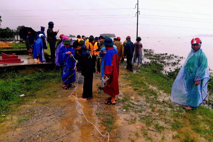 Lược lượng chức năng chuẩn bị xuống cánh đồng nước lũ tìm kiếm người dân đang mất tích.