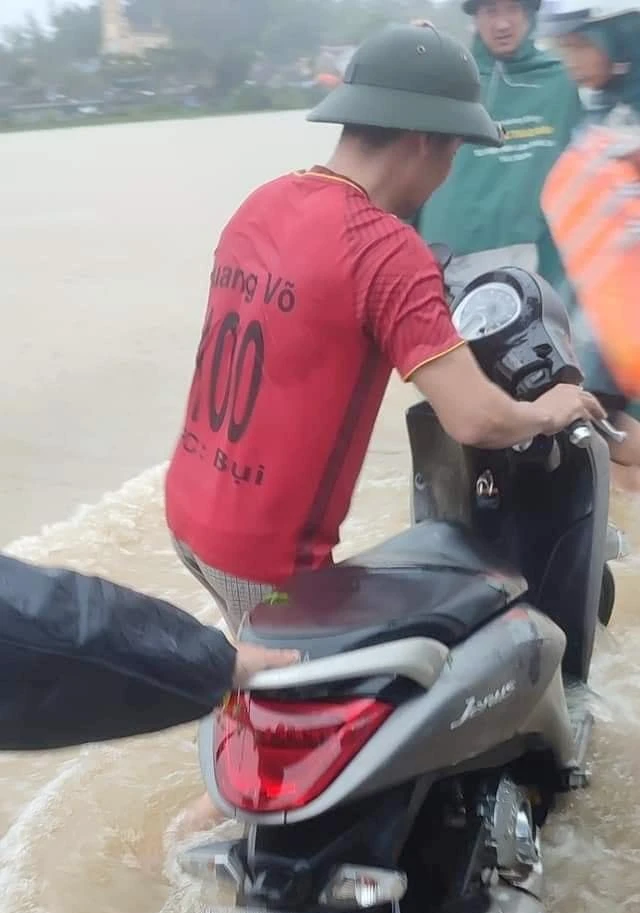 Chiếc xe máy đã được trục vớt lên.