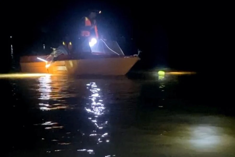 Lực lượng tìm kiếm cứu nạn đã tìm kiếm vợ chồng anh Ái thâu đêm suốt sáng trong nước lũ.