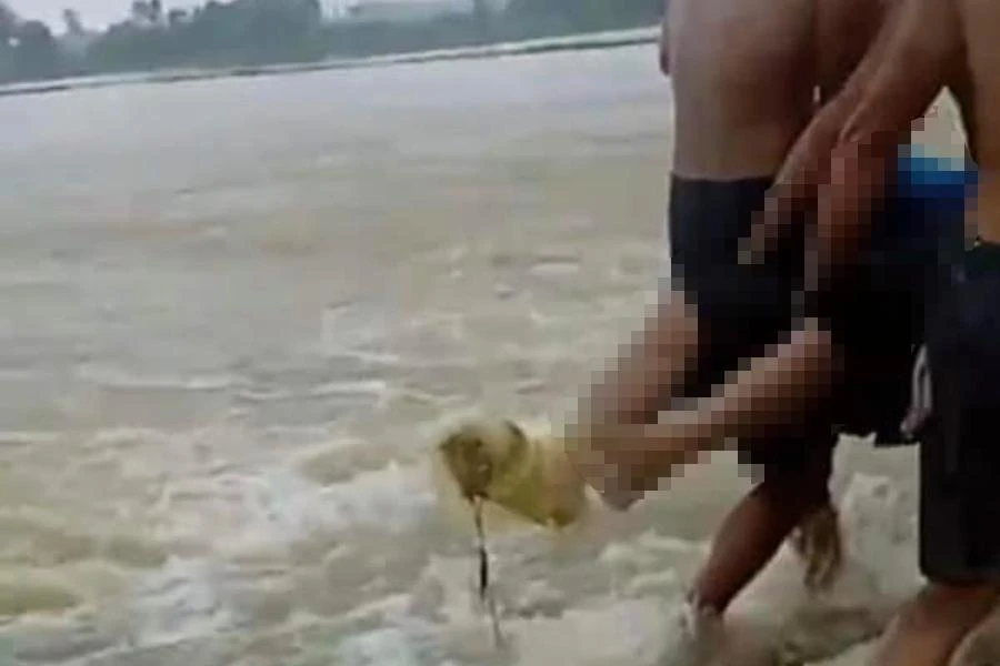 Thi thể anh Nguyễn Văn Ái được tìm thấy. Ảnh: ĐL