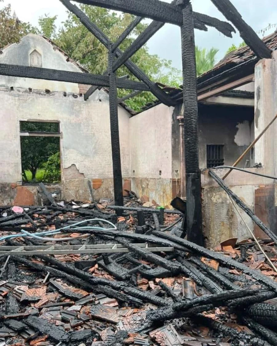 Ngôi nhà gỗ bị cháy rụi trong mưa lũ.