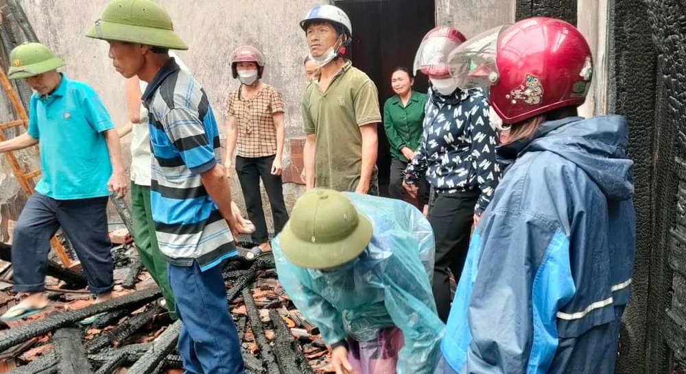 Người dân đến giúp và động viên chủ nhà.