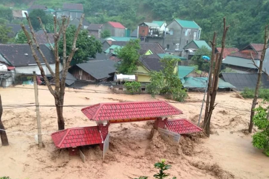 Nước lũ kéo theo bùn đất tràn vào trường học, công sở, nhà dân ở thị trấn Mường Xén.